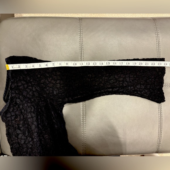 🍀4 for $25🍀 

Black lace/appliqué blouse - Picture 10 of 11